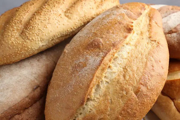 Gri masada bir sürü ekmek var, yakın plan.