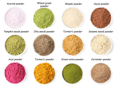 Kâselerde farklı süper yiyecek tozları ve beyaz arka planda isimler, kolaj. Üst görünüm