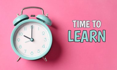 Alarm saati ve kelimeler pembe arka planda öğrenme zamanı. Pankart tasarımı