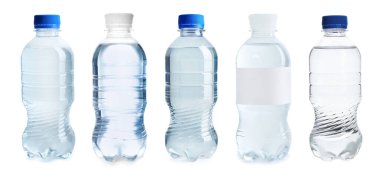 Beyaz arka planda su bulunan plastik şişeler, hazır.