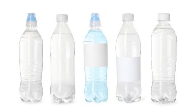 Beyaz arka planda su bulunan plastik şişeler, hazır.