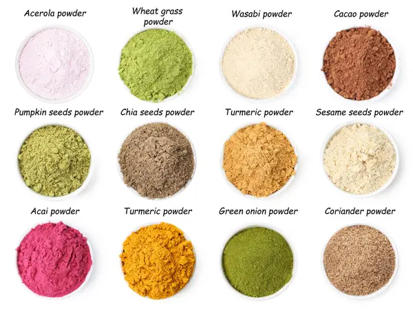 Kâselerde farklı süper yiyecek tozları ve beyaz arka planda isimler, kolaj. Üst görünüm