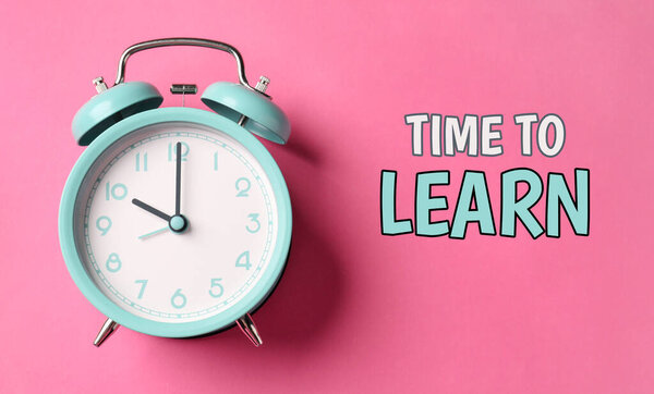 Будильник и слова Время учиться на розовом фоне. Баннерный дизайн