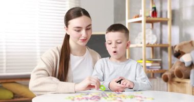 Disleksi. Anne ve oğlu içeride mektup öğreniyorlar.