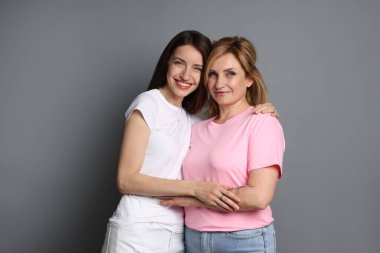 Gri arka planda anne ve kızının portresi