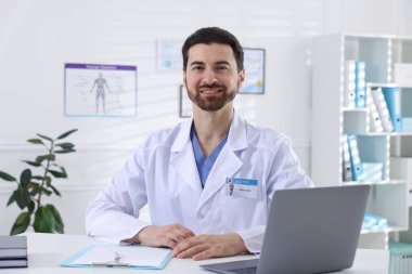 Hastanedeki beyaz masada çalışan profesyonel bir doktor.