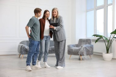 Emlakçı evde çiftlerle çalışıyor.