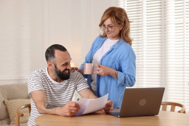 Hoş bir çift evde birlikte vakit geçiriyor.