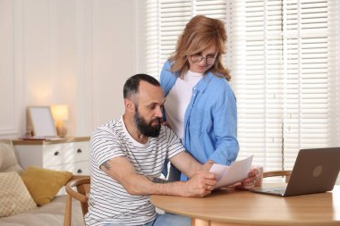 Hoş bir çift evde birlikte vakit geçiriyor.