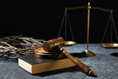 Dikenli taç, yargıç tokmağı, İncil ve koyu dokulu arkaplan pulları.