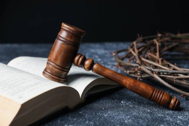 Dikenli taç, yargıç tokmağı ve koyu dokulu arka plan, yakın plan.