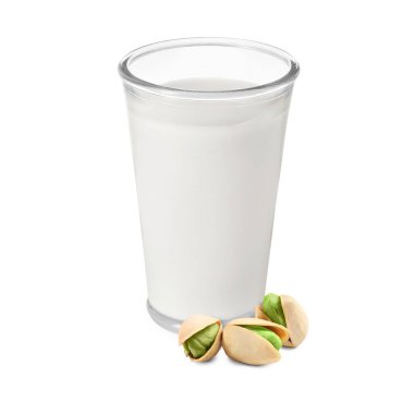 Bardakta fındık sütü ve beyaz fındıklar.