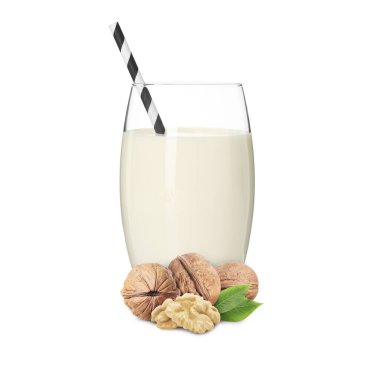 Bardakta fındık sütü ve beyazda ceviz.