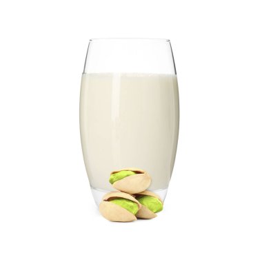 Bardakta fındık sütü ve beyaz fındıklar.