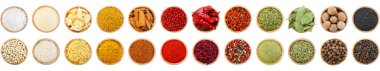 Farklı aromatik baharatlar ve beyaz kaplar. Üst görünüm