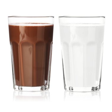 Beyaz bardakta çikolatalı içecek ve süt.