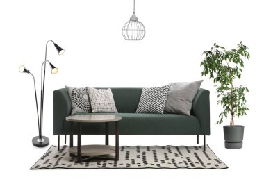 Rahat kanepe, sehpa, yeşil ev bitkisi, yer lambası ve beyaz arka planda kolye ışığı. İç tasarım