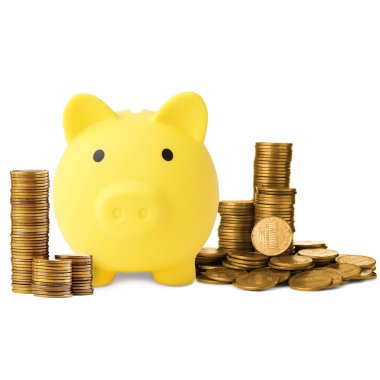 Sarı domuz kumbarası ve beyaz arka planda paralar