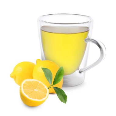 Cam bardakta çay ve beyaz arka planda taze limon.