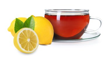 Cam bardakta çay ve beyaz arka planda taze limon.