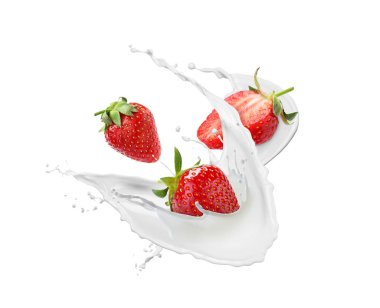 Taze sulu çilekler ve beyaz arka planda krema damlaları