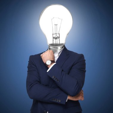 Mavi arka planda kafası yerine parlak ampullü bir adam.