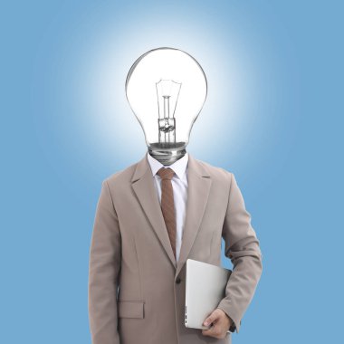 Açık mavi arka planda kafası ve dizüstü bilgisayarı yerine parlayan ampulü olan adam.