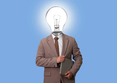 Açık mavi arka planda kafası ve dizüstü bilgisayarı yerine parlayan ampulü olan adam.