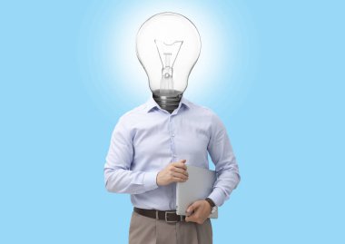 Açık mavi arka planda kafası ve dizüstü bilgisayarı yerine parlayan ampulü olan adam.