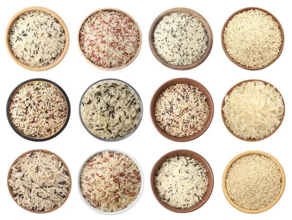 Kahverengi ve diğer pirinç türleri beyaz kaselerde izole edilmiş, sette. Üst görünüm