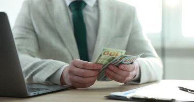Açgözlü bankacı ofiste para sayıyor, yakın plan.