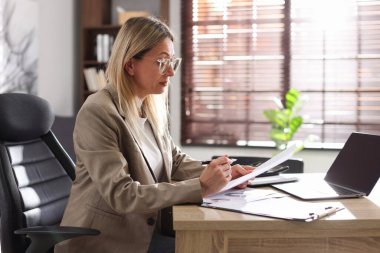 Ofiste çalışan profesyonel bankacı.