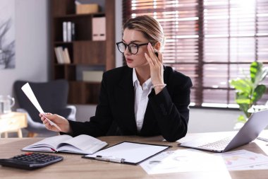 Ofiste çalışan profesyonel bankacı.