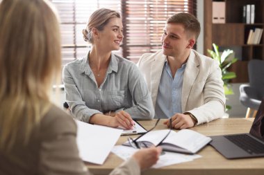 Çift ofiste bankacıyla görüşüyor.