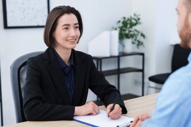 Aday ve adayın ofiste iş görüşmesi var.