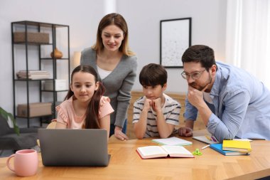 Aileler çocuklarına ev ödevlerinde yardım ediyor.
