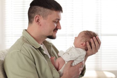 Babası yeni doğmuş şirin bebeğiyle evde.