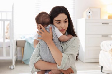 Doğum sonrası depresyon geçiren bir kadın ve küçük bebeği evde.