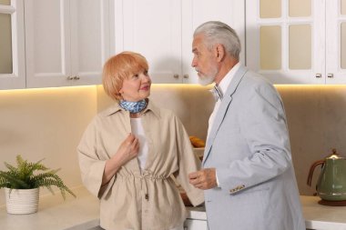 Birlikte mutfaktaki son sınıf çifti.