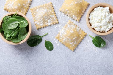 Pişmemiş ravioli, süzme peynir ve ıspanak. Metin için boşluk