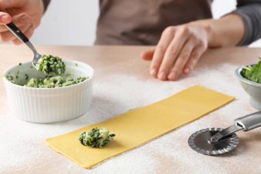 Peynirli ve ıspanaklı ravioli yapan kadın, yakın plan.