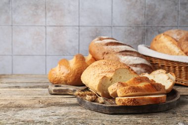 Ekmek somunu ve çivileri tahta masada kes. Metin için boşluk