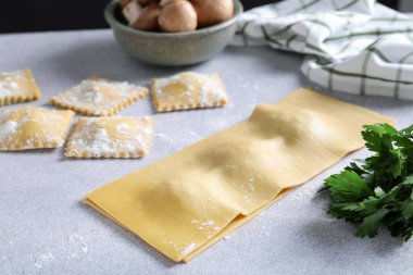 Pişmemiş ravioli ve maydanoz ışık masasında, yakın plan.