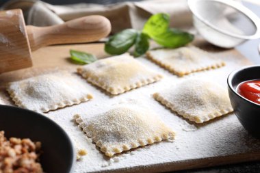 Pişmemiş ravioli, merdane, bolonez, sos ve fesleğen.