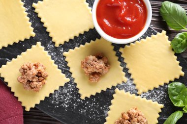 Tahta masada mantı bolonez yapmak, düz uzanmak.