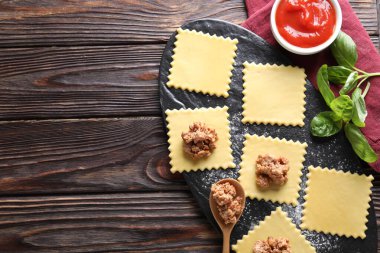 Tahta masada ravioli bolonez yapıyorum. Metin için boşluk