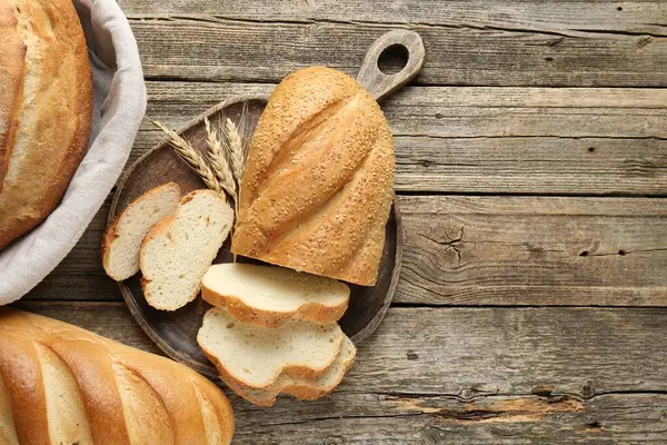 Ekmek somunu ve çivileri tahta masada düz bir şekilde kes. Metin için boşluk