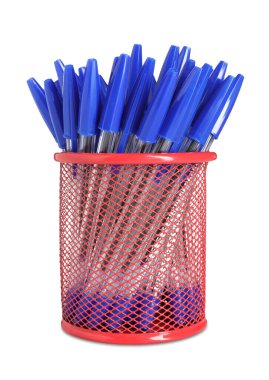 Birçok kalem beyaz üzerine izole edilmiş.