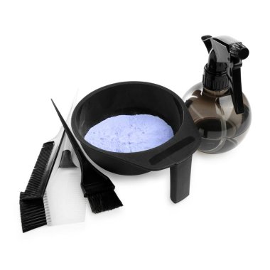 Beyaza izole edilmiş çamaşır tozu ve kuaför aletleri.