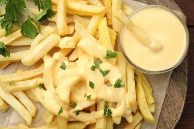 Lezzetli peynir sosu, patates kızartması ve maydanoz.